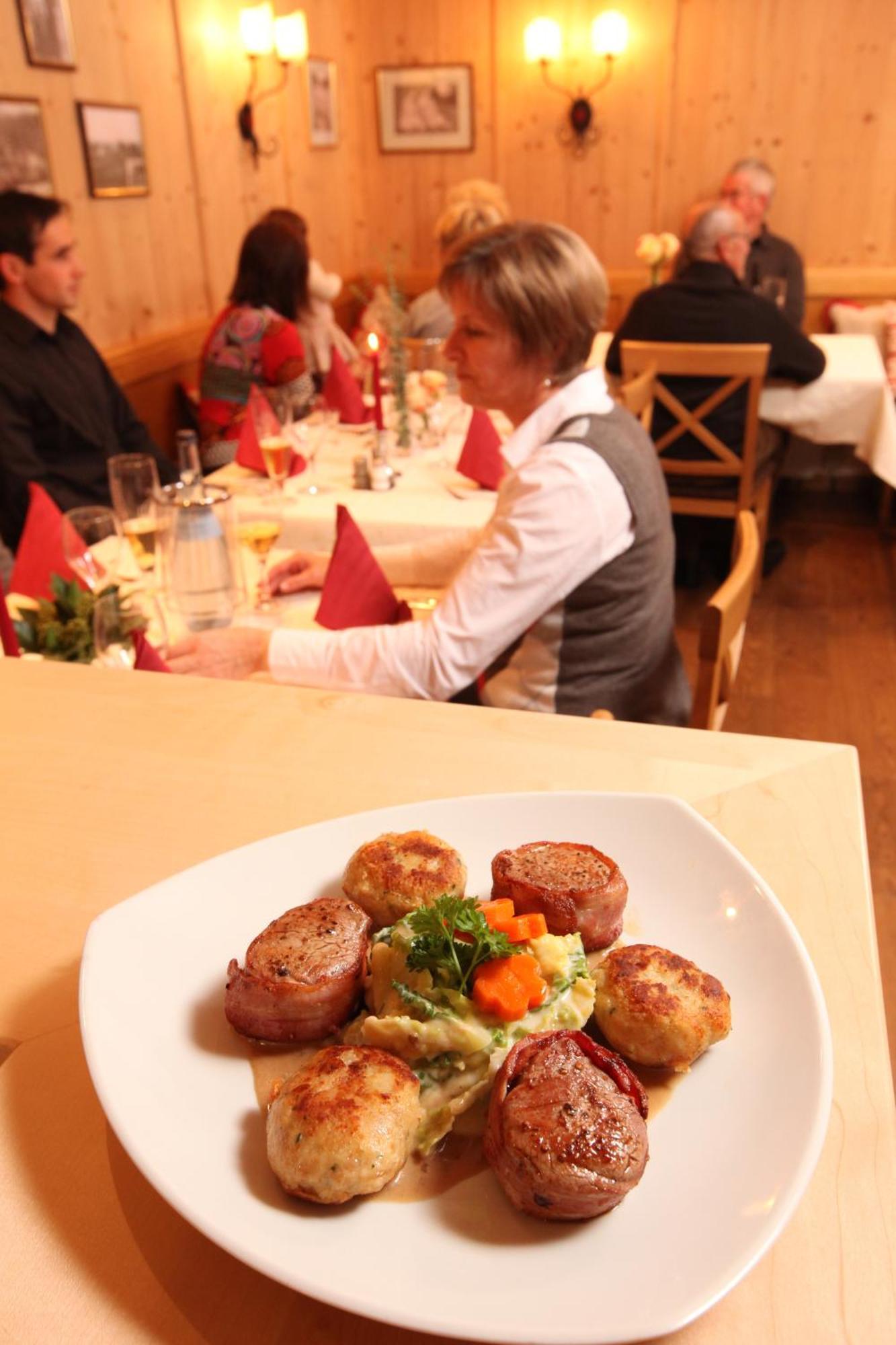Gasthof-Pension Brauner Hirsch In Alfeld - Mittelfranken ภายนอก รูปภาพ