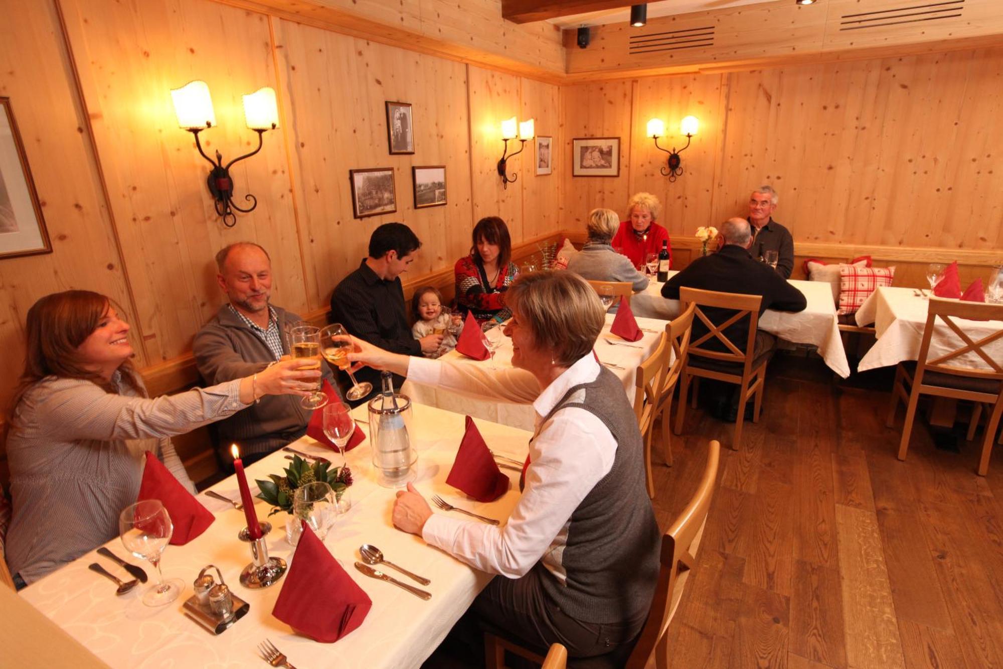 Gasthof-Pension Brauner Hirsch In Alfeld - Mittelfranken ภายนอก รูปภาพ